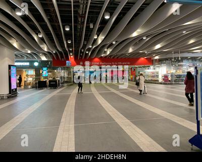 New Street Station und Bull Ring Birmingham Laufsteg Linien schimmernde Lichter Lichtplattformen Shoppen Leute zu Fuß Stockfoto