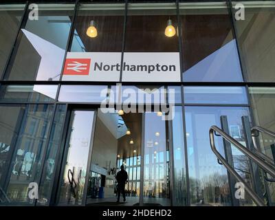 Bahnhof Northampton UK Eingangstür Eingangstür Licht Licht glänzende Glastüren Schild britische Schiene Metall Menschen reisen London Stockfoto