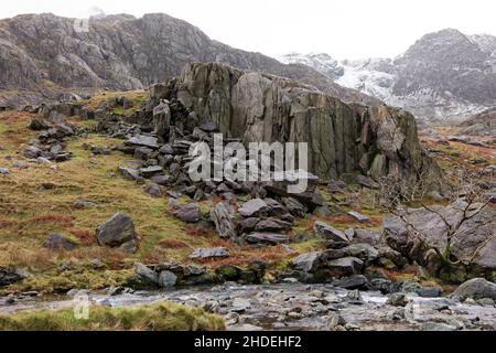 Hier ist eine Felsformation im Llanberis Pass im Snowdonia Nationalpark zu sehen. Diese uralten Felsen können bis zu 500 Millionen Jahre alt sein. Stockfoto