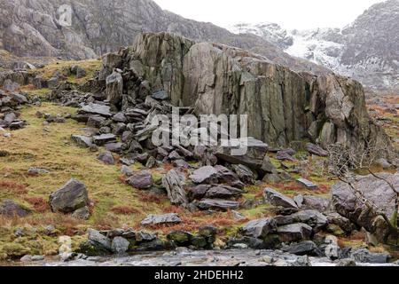 Hier ist eine Felsformation im Llanberis Pass im Snowdonia Nationalpark zu sehen. Diese uralten Felsen können bis zu 500 Millionen Jahre alt sein. Stockfoto