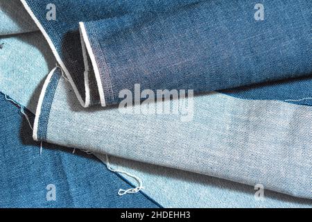 Jeans-Struktur in Denim-Blau. Gefaltete Jeans Draufsicht. Denim Jeans Hintergrund Nahaufnahme Stockfoto
