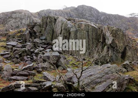 Hier ist eine Felsformation im Llanberis Pass im Snowdonia Nationalpark zu sehen. Diese uralten Felsen können bis zu 500 Millionen Jahre alt sein. Stockfoto