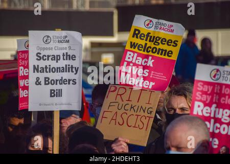 London, Großbritannien 5th. Januar 2022. Demonstranten versammelten sich vor dem parlament, um gegen das Gesetz über Nationalität und Grenzen zu protestieren, das potenziell bis zu 6 Millionen Briten ihre Staatsbürgerschaft entziehen könnte. Stockfoto