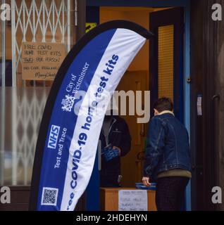 London, Großbritannien 30th. Dezember 2021. In Soho wurde ein kostenloser Covid-Heimtestkit-Sammelpunkt eingerichtet, da sich die Omicron-Variante des Coronavirus weltweit verbreitet. Stockfoto