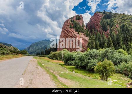 Seven Bulls oder Broker Heart Rock Formation im Jeti Oguz Valley, Kirgisistan Stockfoto