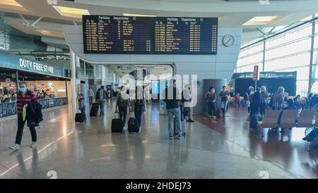 Porto Portugal 09 19 2021: SA Carneiro Flughafen Innenansicht, Abflüge und Ankünfte Informationstafel, Menschen zu Fuß mit Koffern und Taschen und st Stockfoto