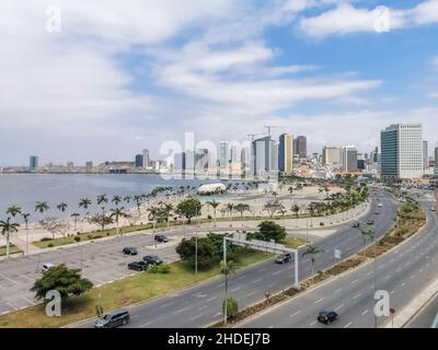 Luanda Angola - 10 13 2021: Luftaufnahme der Innenstadt von Luanda, Bucht, Cabo Island und Hafen von Luanda, marginale und zentrale Gebäude, in Angola Stockfoto