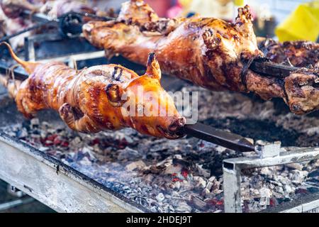 Das ganze Schwein am Spieß rösten Stockfoto