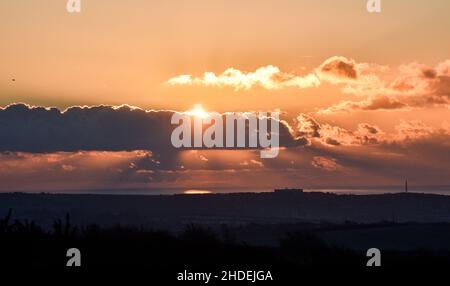 Brighton UK 6th January 2022 - die Sonne geht über Brighton vom Devils Dyke aus auf, da die Temperaturen weit unter Null fallen, wobei einige Teile des Nordens die Prognose haben, dass Schnee auf höherem Boden liegen wird : Credit Simon Dack / Alamy Live News Stockfoto