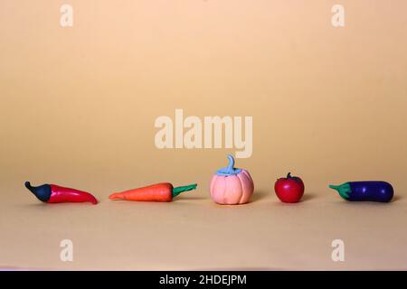 Gesunde Ernährung Konzept - Paprika, Karotten, Kürbis, Tomaten und Auberginen isoliert auf rosa Hintergrund Stockfoto