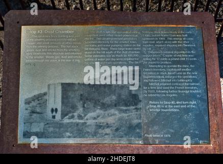 Schild an der Staubkammer, Ruinen in Swansea Copper Mining Townsite, Buckskin Mountains, Sonoran Desert, Arizona, USA Stockfoto