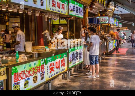 XI'AN, CHINA - 5. AUGUST 2018: Imbissstände auf der Straße im muslimischen Viertel von Xi'an, China Stockfoto