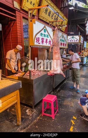 XI'AN, CHINA - 5. AUGUST 2018: Lammspieße stehen im muslimischen Viertel von Xi'an, China Stockfoto