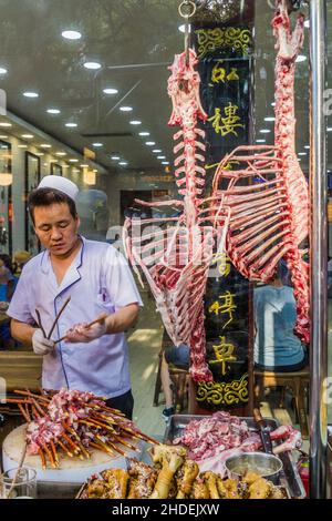 XI'AN, CHINA - 5. AUGUST 2018: Lammspießstand im muslimischen Viertel von Xi'an, China Stockfoto