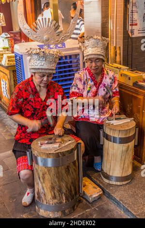 XI'AN, CHINA - 5. AUGUST 2018: Silberschmied auf einer Straße im muslimischen Viertel von Xi'an, China Stockfoto