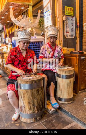 XI'AN, CHINA - 5. AUGUST 2018: Silberschmied auf einer Straße im muslimischen Viertel von Xi'an, China Stockfoto