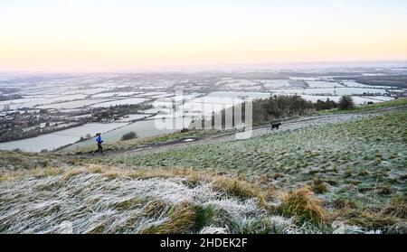 Brighton UK 6th January 2022 - Ein Läufer genießt einen frostigen Morgen am Devils Dyke nördlich von Brighton mit einigen Teilen des Nordens, die mehr Schnee auf höherem Boden erwarten : Credit Simon Dack / Alamy Live News Stockfoto