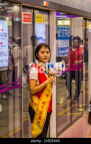 XI'AN, CHINA - 5. AUGUST 2018: Mitarbeiter an einer U-Bahnstation in Xi'an, China Stockfoto