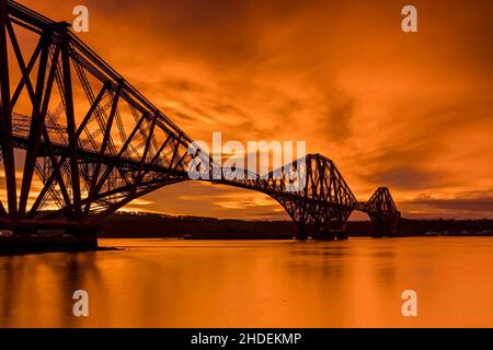 North Queensferry, Großbritannien. 06. Januar 2022 im Bild: Ein atemberaubender Sonnenaufgang über der Forth Bridge. Ein roter Himmel am Morgen soll die Warnung eines Matrosen sein und Schnee und Schneeregen werden in Edinburgh den ganzen Tag über erwartet, um das Sprichwort zu bestätigen. Kredit: Rich Dyson/Alamy Live Nachrichten Stockfoto