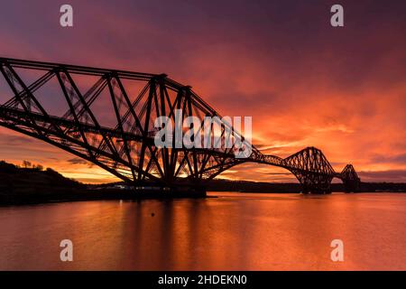 North Queensferry, Großbritannien. 06. Januar 2022 im Bild: Ein atemberaubender Sonnenaufgang über der Forth Bridge. Ein roter Himmel am Morgen soll die Warnung eines Matrosen sein und Schnee und Schneeregen werden in Edinburgh den ganzen Tag über erwartet, um das Sprichwort zu bestätigen. Kredit: Rich Dyson/Alamy Live Nachrichten Stockfoto