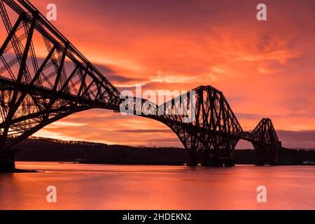 North Queensferry, Großbritannien. 06. Januar 2022 im Bild: Ein atemberaubender Sonnenaufgang über der Forth Bridge. Ein roter Himmel am Morgen soll die Warnung eines Matrosen sein und Schnee und Schneeregen werden in Edinburgh den ganzen Tag über erwartet, um das Sprichwort zu bestätigen. Kredit: Rich Dyson/Alamy Live Nachrichten Stockfoto