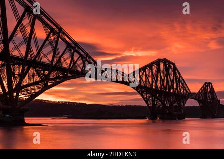 North Queensferry, Großbritannien. 06. Januar 2022 im Bild: Ein atemberaubender Sonnenaufgang über der Forth Bridge. Ein roter Himmel am Morgen soll die Warnung eines Matrosen sein und Schnee und Schneeregen werden in Edinburgh den ganzen Tag über erwartet, um das Sprichwort zu bestätigen. Kredit: Rich Dyson/Alamy Live Nachrichten Stockfoto