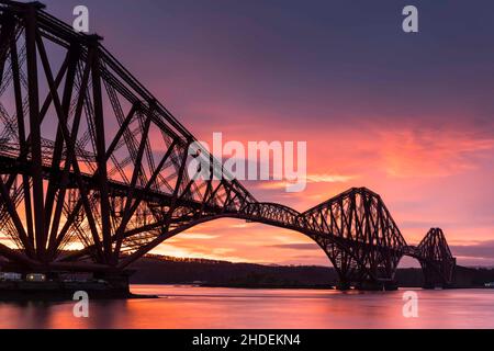 North Queensferry, Großbritannien. 06. Januar 2022 im Bild: Ein atemberaubender Sonnenaufgang über der Forth Bridge. Ein roter Himmel am Morgen soll die Warnung eines Matrosen sein und Schnee und Schneeregen werden in Edinburgh den ganzen Tag über erwartet, um das Sprichwort zu bestätigen. Kredit: Rich Dyson/Alamy Live Nachrichten Stockfoto