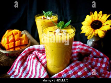 Mango Lassi ist ein erfrischendes Joghurtgetränk, perfekt für heiße Sommer Stockfoto