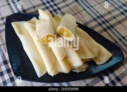 Patishapta ist eine Art von Pithe. Es ist eine leichte crêpe, die entweder mit Kheer oder einer Kokos-und-gur-Mischung gefüllt ist Stockfoto