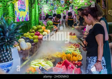 XI'AN, CHINA - 6. AUGUST 2018: Frischobst im muslimischen Viertel von Xi'an, China Stockfoto