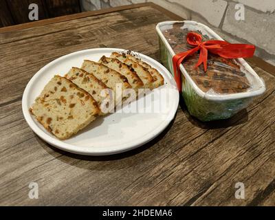 Plum Cake bezeichnet eine große Auswahl an Kuchen, die entweder mit getrockneten Früchten oder mit frischem Obst zubereitet werden. Stockfoto