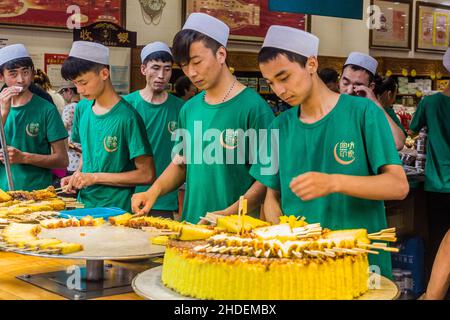 XI'AN, CHINA - 6. AUGUST 2018: Reiskuchen zum Verkauf im muslimischen Viertel von Xi'an, China Stockfoto