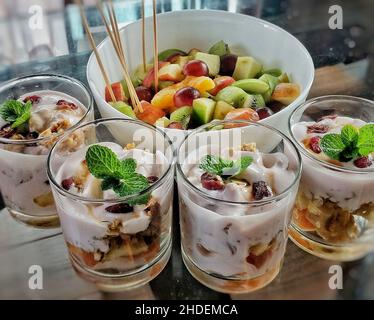 Obstsalat ist ein Gericht, das aus verschiedenen Obstsorten besteht, manchmal in einer Flüssigkeit serviert, entweder ihre eigenen Säfte oder einen Sirup Stockfoto