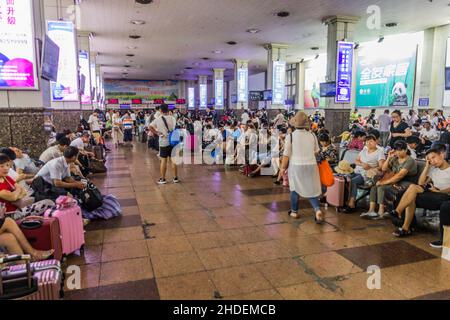 XI'AN, CHINA - 6. AUGUST 2018: Wartezimmer im Xi'an Bahnhof, China Stockfoto