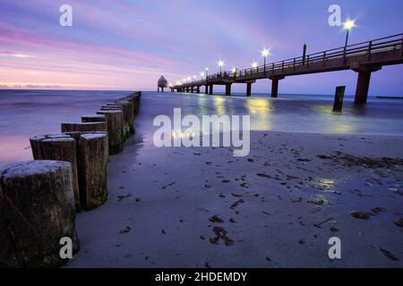 Die Seebrücke in Zingst an der Ostsee, mit einer langen Belichtung und lila Pastellfarben. Eine Attraktion am Meer in dieser Region Stockfoto