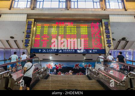 XI'AN, CHINA - 6. AUGUST 2018: Abflug am Bahnhof Xi'an, China Stockfoto