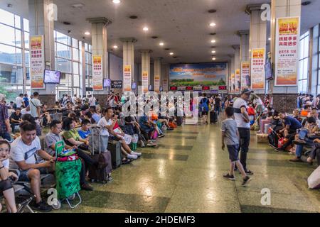 XI'AN, CHINA - 6. AUGUST 2018: Wartezimmer im Xi'an Bahnhof, China Stockfoto