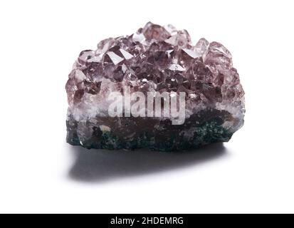 Natürlicher Amethyst-Cluster isoliert auf weißem Hintergrund. Esoterisches Magisches Konzept. Stockfoto