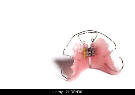 Rosa kieferorthopädische Zahnhalter isoliert auf weißem Hintergrund. Stockfoto
