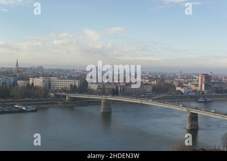 Brücke über die Donau und Gebäude von Novi Sad in der Vojvodina, Serbien Stockfoto