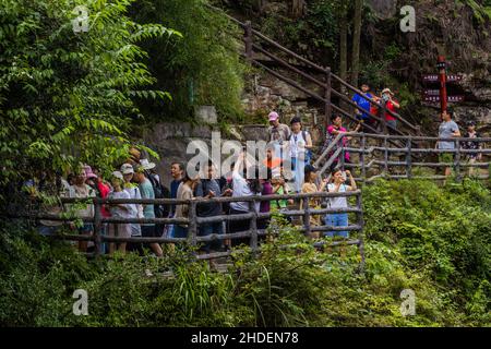 WULINGYUAN, CHINA - 9. AUGUST 2018: Touristen besuchen Wulingyuan Scenic and Historic Interest Area im Zhangjiajie National Forest Park in der Provinz Hunan, Stockfoto