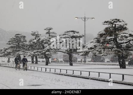 Tokio, Japan. 6th Januar 2022. Am Donnerstag, den 6. Januar 2022, patrouillieren Polizisten im schneebedeckten Park in Tokio. Erstmals seit vier Jahren wird im Großraum Tokio eine Warnung vor starkem Schneefall ausgegeben. Quelle: Yoshio Tsunoda/AFLO/Alamy Live News Stockfoto