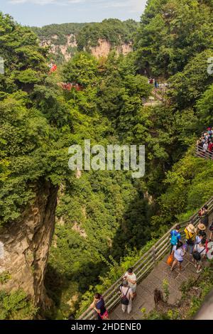 WULINGYUAN, CHINA - 9. AUGUST 2018: Touristen besuchen Wulingyuan Scenic and Historic Interest Area im Zhangjiajie National Forest Park in der Provinz Hunan, Stockfoto