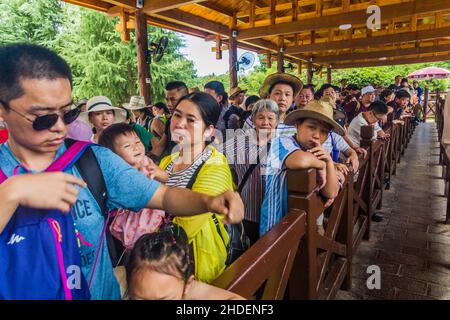 WULINGYUAN, CHINA - 9. AUGUST 2018: Touristen warten auf einen Shuttle-Bus in Wulingyuan Scenic and Historic Interest Area in Zhangjiajie National for Stockfoto