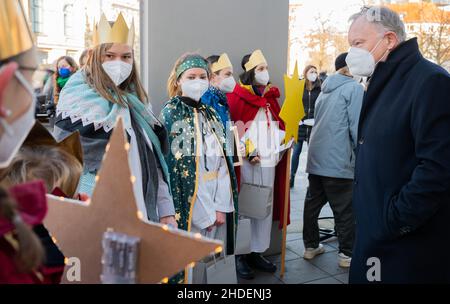 06. Januar 2022, Niedersachsen, Hannover: Stephan weil (SPD), Ministerpräsident von Niedersachsen, spricht bei einem Besuch vor der Niedersächsischen Staatskanzlei mit Liedsängern. Das Motto der Epiphanie-Gesangskampagne 64th im Jahr 2022 lautet „gesund werden – gesund bleiben“. Das Recht eines Kindes weltweit! Foto: Julian Stratenschulte/dpa Stockfoto