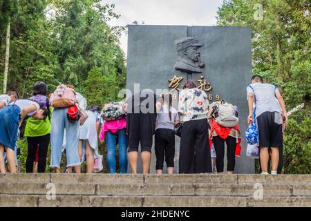 WULINGYUAN, CHINA - 9. AUGUST 2018: Lokale Touristen am Denkmal des Marschalls He Long in Wulingyuan Szenisches und historisches Interessensgebiet in Zhangjiajie N Stockfoto