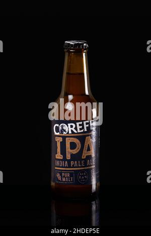 Carhaix, Frankreich - Januar 05 2022: Eine Flasche bretonisches IPA-Bier (Coreff IPA) auf schwarzem Hintergrund isoliert. Stockfoto