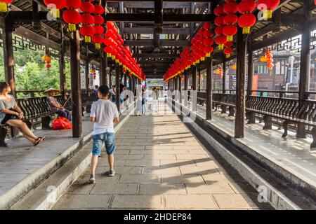 FURONG ZHEN, CHINA - 11. AUGUST 2018: Alte Brücke in der Stadt Furong Zhen, Provinz Hunan, China Stockfoto