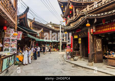 FURONG ZHEN, CHINA - 11. AUGUST 2018: Schmale Gasse in der Stadt Furong Zhen, Provinz Hunan, China Stockfoto