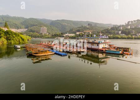 FURONG ZHEN, CHINA - 11. AUGUST 2018: Flussponton in der Stadt Furong Zhen, Provinz Hunan, China Stockfoto